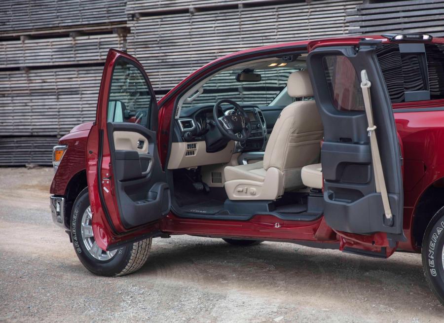 Интерьер Nissan Titan SV King Cab 2017 года  (фото 3 из 18)